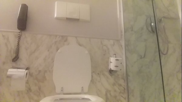 Σε μια μπανιέρα με μια κοκκινομάλλα
