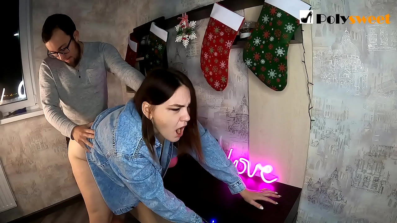 Ο τύπος απολάμβανε να γαμάει μια καλλονή με αλογοουρά στον κώλο με το στόμα και τον πούτσο του